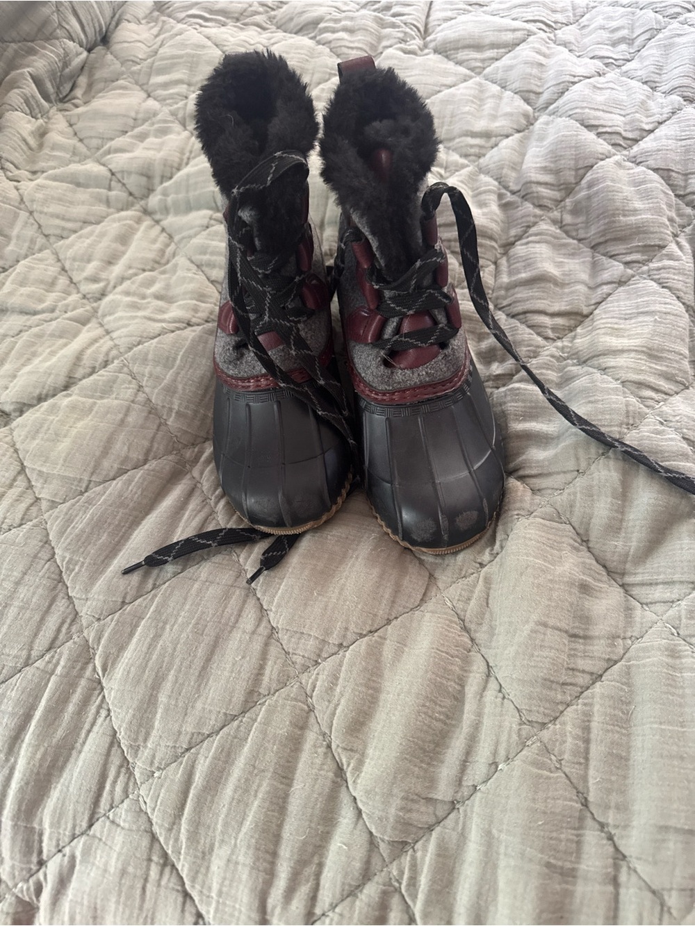 Women's Black and Burgundy Insulated Ankle Duck Boots - Unbranded